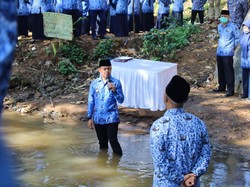 243 PNS Kota Bogor Diambil Sumpah di Pinggir Sungai Cikeas