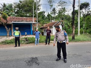 Tergelincir Saat Nyalip, Pemotor Tergilas Bus di Jalur Bandrek Garut