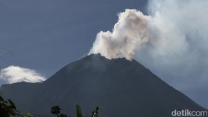 Potret Gunung Merapi Hari Ini Saat Hembuskan Asap Putih
