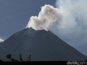 Potret Gunung Merapi Hari Ini Saat Hembuskan Asap Putih