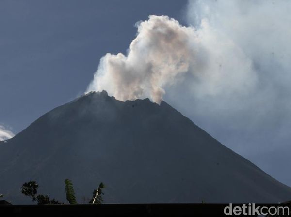 Potret Gunung Merapi Hari Ini Saat Hembuskan Asap Putih