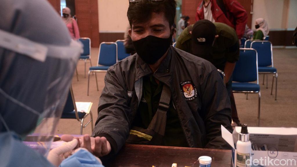Petugas Pemungutan Suara Kota Depok Jalani Rapid Test Petugas Pemungutan Suara Kota Depok Jalani Rapid Test