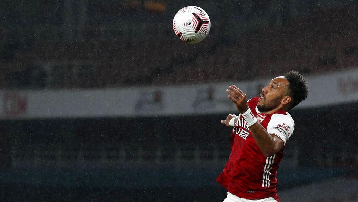 Kisah Pierre-Emerick Aubameyang terjebak enam jam di bandara bareng Timnas Gabon (AP/Alastair Grant)