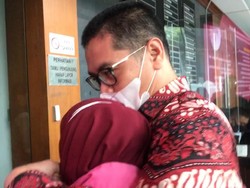 Video Momen Pinangki dan Suami Berpelukan Usai Sidang