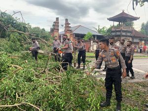 Tim Polresta Mataram Evakuasi Pohon Tumbang Akibat Angin Kencang