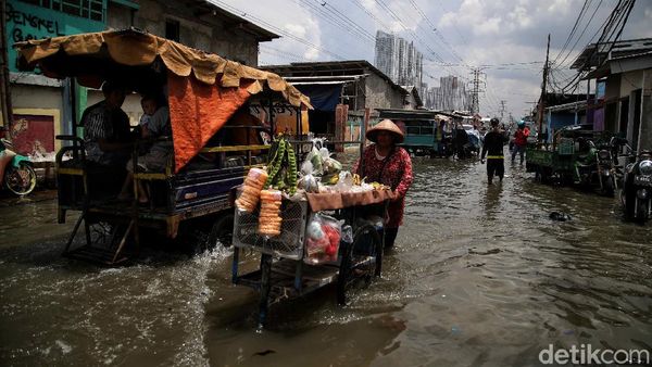 Potret Para Pencari Rezeki di Tengah Banjir Rob Muara Angke