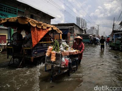 Potret Para Pencari Rezeki di Tengah Banjir Rob Muara Angke