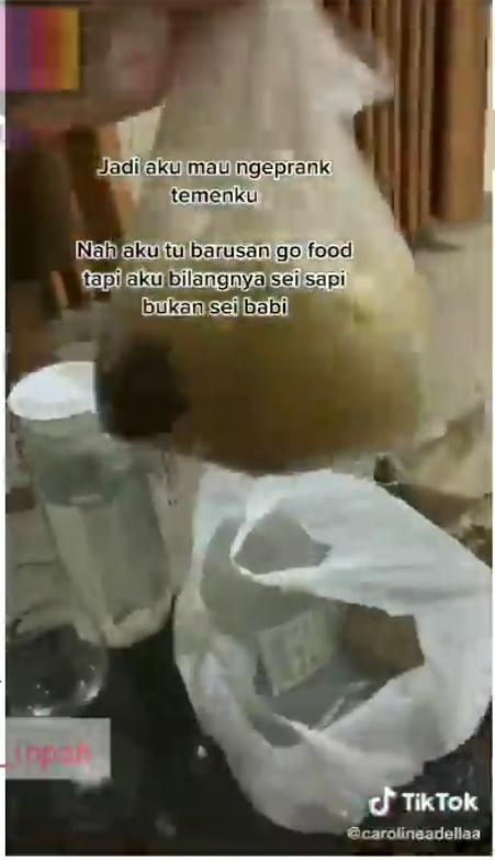 Prank Teman Makan Daging Babi, Wanita Ini Dihujat Netizen