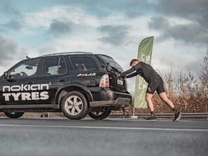 Pecah! Rekor Dorong Mobil Sejauh 1,6 Km Dalam 13 Menit