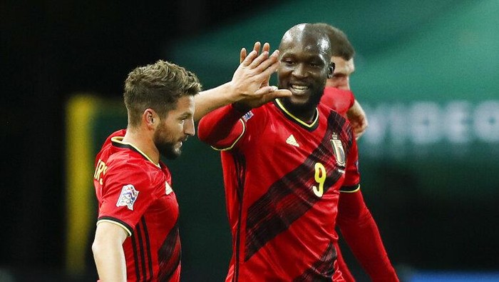 Belgiums Dries Mertens, left, celebrates with teammate Romelu Lukaku after scoring his teams second goal during the UEFA Nations League soccer match between Belgium and England at the King Power stadium in Leuven, Belgium, Sunday, Nov. 15, 2020. (AP Photo/Francisco Seco)