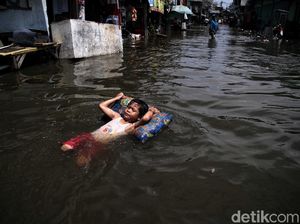 Potret Banjir Rob Jadi Hiburan Anak-anak di Utara Jakarta