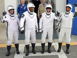 SpaceX Luncurkan 4 Astronot ke Stasiun Luar Angkasa