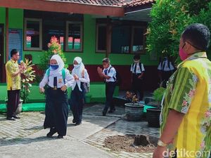 Belajar Tatap Muka di Garut Tunggu Vaksin Corona Hadir