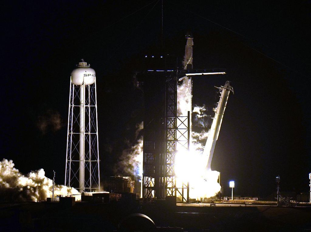 SpaceX Sukses Lesatkan 4 Astronaut ke Stasiun Antariksa