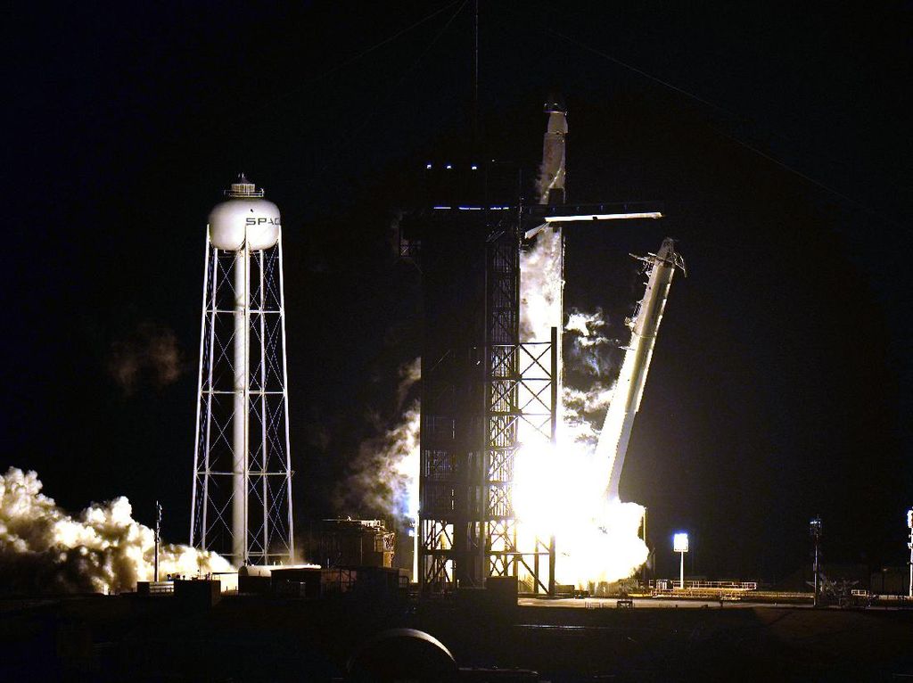 SpaceX Sukses Lesatkan 4 Astronaut ke Stasiun Antariksa SpaceX Sukses Lesatkan 4 Astronaut ke Stasiun Antariksa