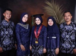 Viral Kisah Haru Kehadiran Ibu yang Sudah Meninggal di Foto Wisuda Anak