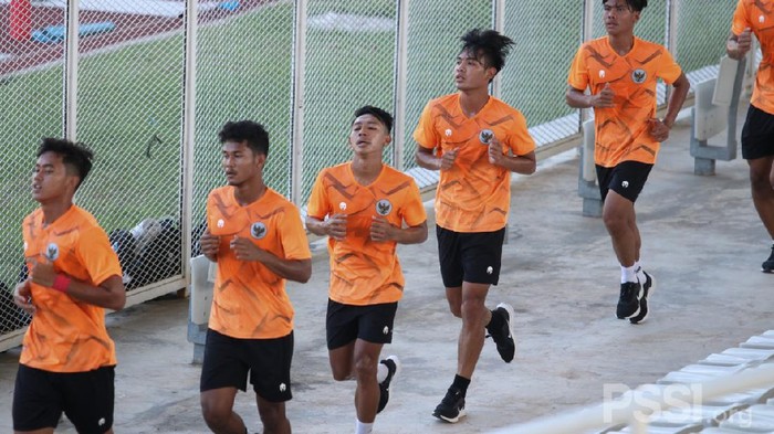 Timnas Indonesia U-19 mulai latihan di lapangan lagi.