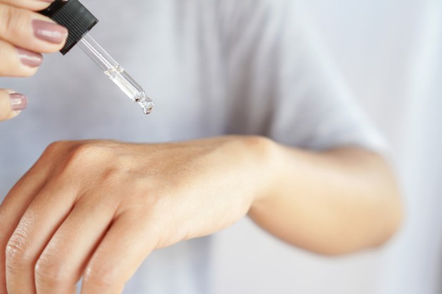 Vitamin C umumnya cukup aman dan dapat ditoleransi dengan baik, tetapi jika kamu memiliki kulit sensitif, hindari penggunaannya bersama dengan produk eksfoliasi seperti scrub atau acid.