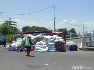 Lagi, Truk Terguling Saat Naik Flyover di Masangan Sidoarjo