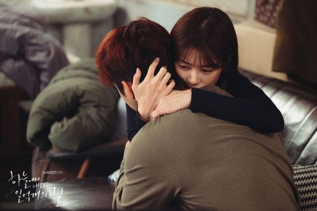 Untuk Membantuk dan Memperkuat Ikatan Sosial/hancinema.com Sebagian orang menganggap, menangis di depan banyak orang menempatkan diri mereka pada posisi yang rentan