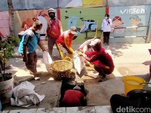 Risma Cek Parit Permukiman Padat Penduduk Cegah Banjir Saat Hujan Deras