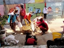Risma Cek Parit Permukiman Padat Penduduk Cegah Banjir Saat Hujan Deras
