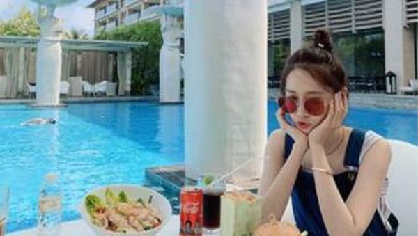 10 Pose Cantik Yoona SNSD Saat Ngopi dan Bikin Kue