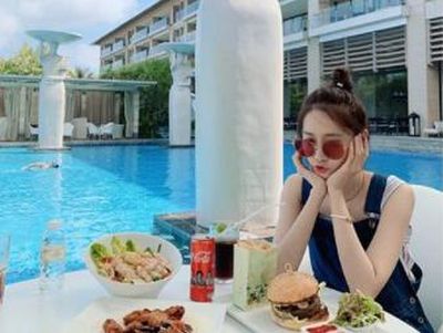 10 Pose Cantik Yoona SNSD Saat Ngopi dan Bikin Kue