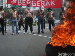 Aksi Bakar Ban Warnai Hari Pelajar Internasional di Patung Kuda