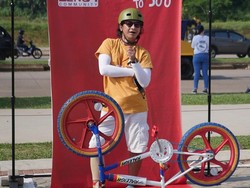 Sambil Bersepeda, Iga Massardi dan Andy /rif Ikut Pecahkan Rekor MURI