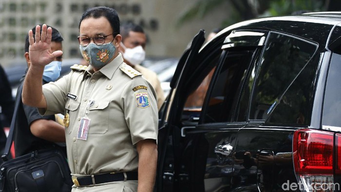 Gubernur DKI Jakarta Anies Baswedan memenuhi undangan Polda Metro Jaya untuk klarifikasi soal kerumunan di acara Habib Rizieq Shihab, Selasa (17/11/2020).