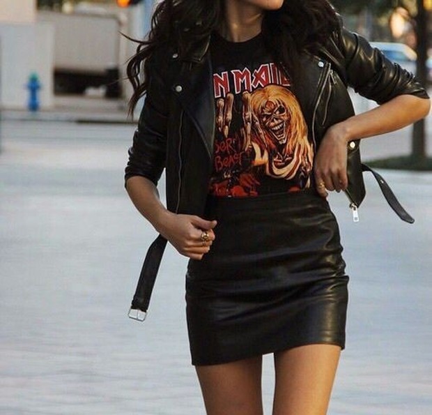 Band Tee dan Leather Mini Skirt/pinterest.com Band tee menjadi satu pakaian pokok yang ada di lemari kamu untuk menampilkan gaya yang lebih keren.