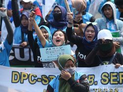 Barikade Buruh Cantik di Patung Kuda