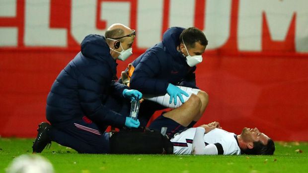 HEVERLEE, BELGIUM - NOVEMBER 15: Ben Chilwell of England receives medical treatment during the UEFA Nations League group stage match between Belgium and England at King Power at Den Dreef Stadion on November 15, 2020 in Heverlee, Belgium. Football Stadiums around Europe remain empty due to the Coronavirus Pandemic as Government social distancing laws prohibit fans inside venues resulting in fixtures being played behind closed doors. (Photo by Dean Mouhtaropoulos/Getty Images)