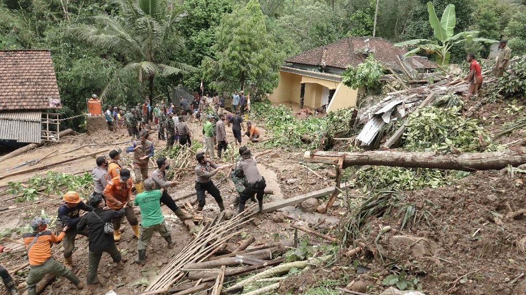 Longsor Timpa Rumah Warga di Banyumas Longsor Timpa Rumah Warga di Banyumas