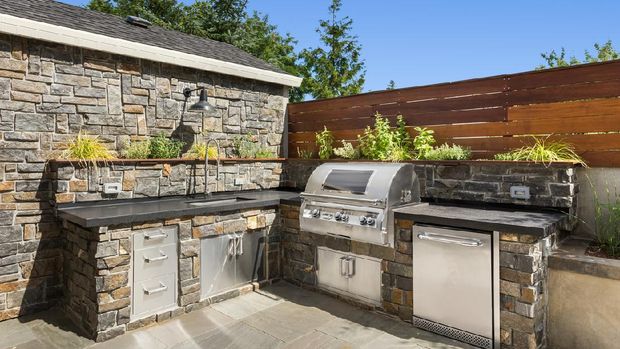 Backyard hardscape entertainment area