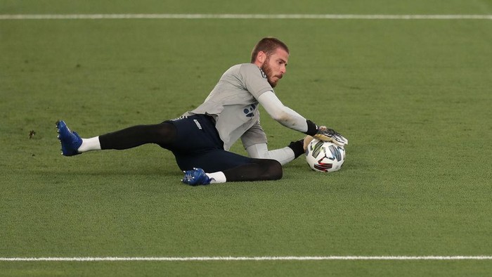 MADRID, SPAIN - SEPTEMBER 06: Goalkeeper David de Gea of Spain warms up before the UEFA Nations League group stage match between Spain and Ukraine at Estadio Alfredo Di Stefano on September 06, 2020 in Madrid, Spain. (Photo by Gonzalo Arroyo Moreno/Getty Images)