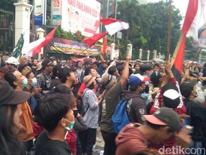 Demonstrasi di Kemdikbud, Jaga Jarak Terabaikan Demonstrasi di Kemdikbud, Jaga Jarak Terabaikan