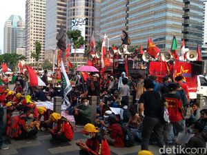 Dari DPR, Massa Buruh Demo Omnibus Law Pindah ke Kemendikbud