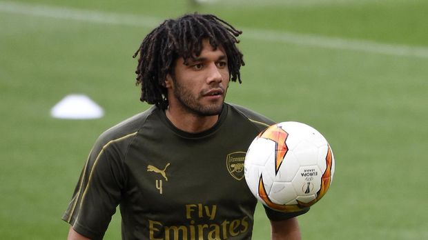 Deretan Pemain Liga Inggris yang Positif Corona Arsenal's Egyptian midfielder Mohamed Elneny takes part in a training session at the Mestalla stadium in Valencia on May 8, 2019 on the eve of the UEFA Europa League semi-final second leg football match between Valencia and Arsenal. (Photo by JOSE JORDAN / AFP)