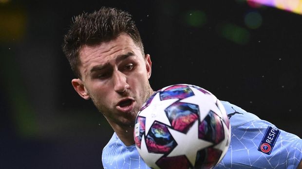 Manchester City's French defender Aymeric Laporte (L) eyes on the ball during the UEFA Champions League quarter-final football match between Manchester City and Lyon at the Jose Alvalade stadium in Lisbon on August 15, 2020. (Photo by FRANCK FIFE / POOL / AFP)