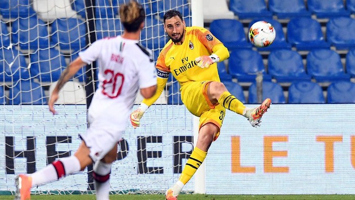 REGGIO NELLEMILIA, ITALY - JULY 21: Gianluigi Donnarumma of AC Milan in action during the Serie A match between US Sassuolo and AC Milan at Mapei Stadium - Città del Tricolore on July 21, 2020 in Reggio nellEmilia, Italy. (Photo by Alessandro Sabattini/Getty Images)