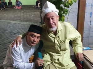 Sowan Cicit Syaichona Cholil, Eri Diberi Hadiah Tasbih Sowan Cicit Syaichona Cholil, Eri Diberi Hadiah Tasbih