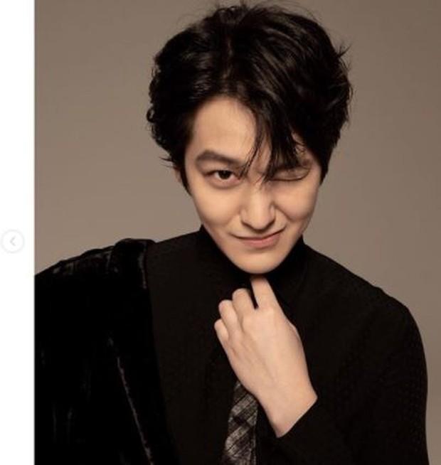 (Foto: instagram.com/k.kbeom) Kim Boem tampak awet muda dengan lesung pipinya