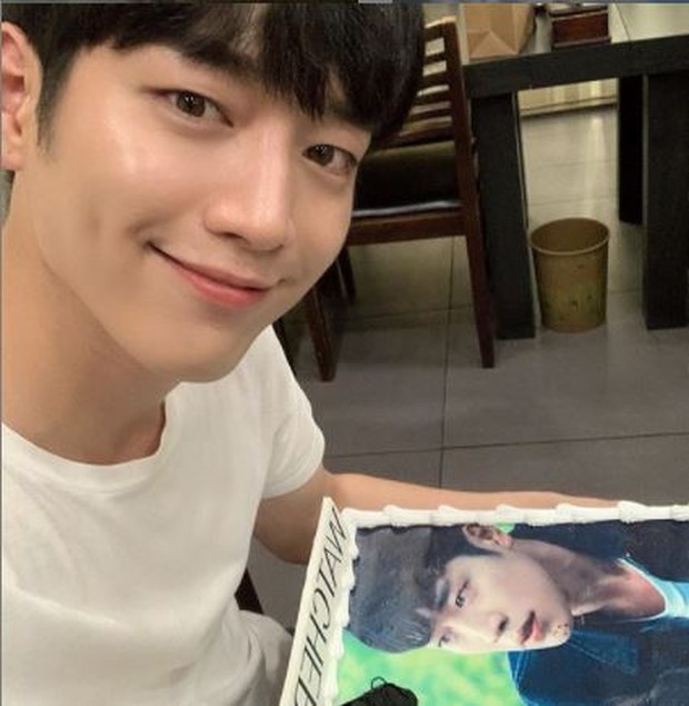 (Foto: instagram.com/seokj1012) Seo kang joon selain mata cokelatnya yang unik, ia juga punya lesung pipi