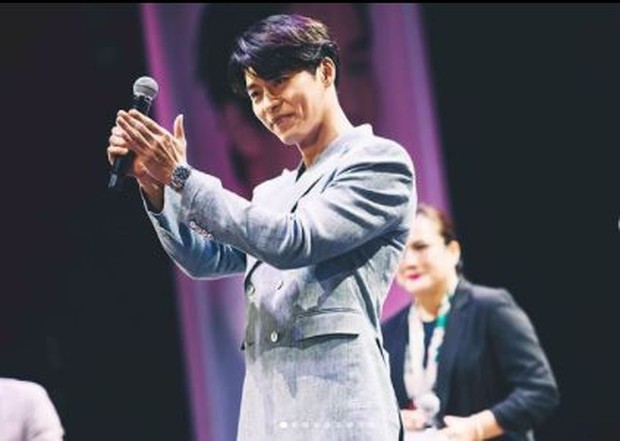 (Foto: instagram.com/vast.ent) Hyun Bin dengan lesung pipinya