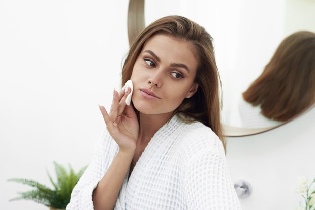 Gunakan Toner Eksfoliasi/freepik.com Setelah mencuci muka, jangan lupa untuk usapkan toner eksfoliasi ke seluruh wajah kamu.