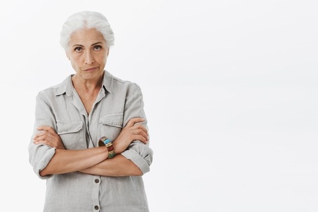 Ibu Mertua/ Sumber: Freepik.com Fenomena paling alamiah ketika seseorang mendengarkan kehebatan orang lain, mereka meragukan dirinya sendiri. Ingatlah bahwa ini tidak boleh terjadi. Kamu tidak bisa bertanggung jawab atas semua kesalahan dan ketidaksesuaiian yang terjadi.