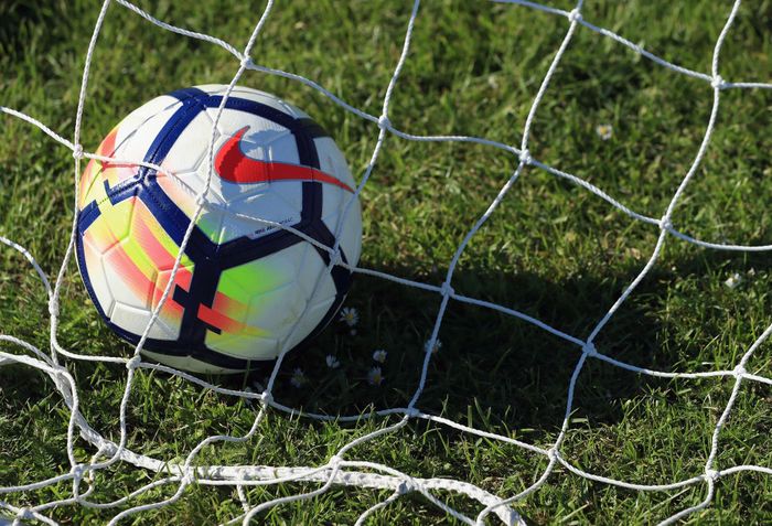 Ilustrasi Gol BRIGHTON, ENGLAND - JUNE 01: The Nike Ordem V Premier League Match Ball is pictured during the Premier League Kicks - Nike Ordem V Premier League Match Ball Launch on June 1, 2017 in Brighton, England. (Photo by Andrew Redington/Getty Images for Premier League)
