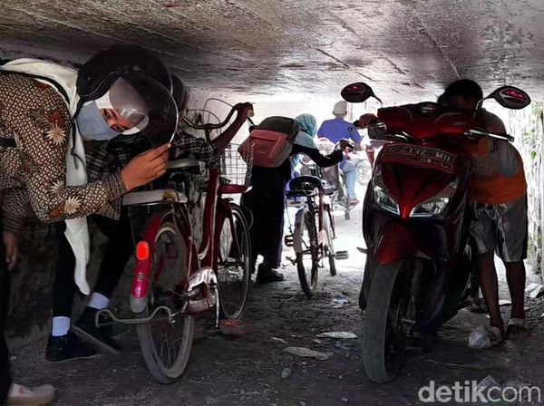 Ini Dia Terowongan Viral yang Bikin Pemotor Nunduk hingga Rebahan
